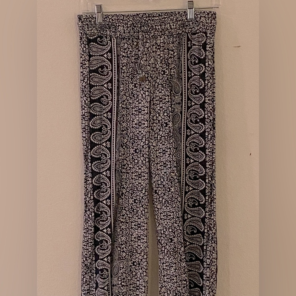 Very comfortable wide leg pants… never worn.